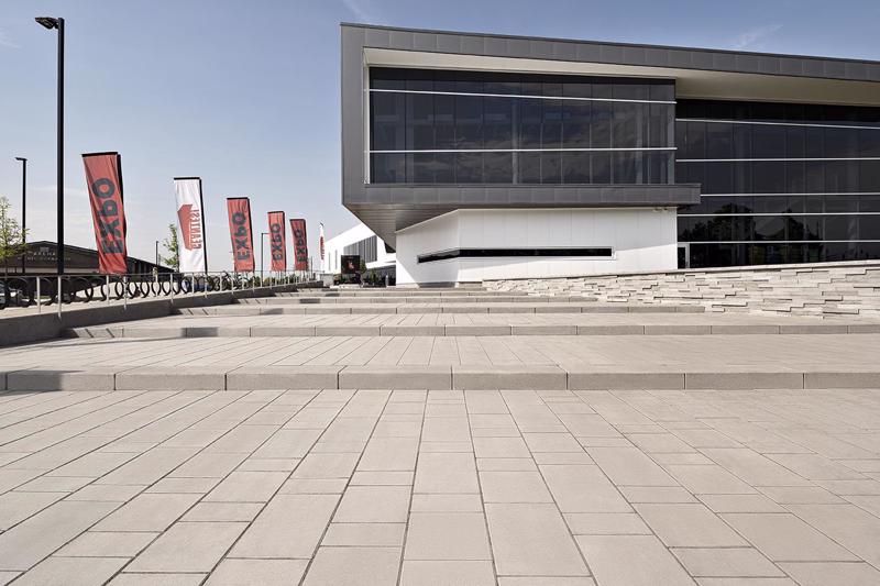 Commercial outdoor steps and stairs Raffinato Step marches extérieurs 2022 C A097 Centre Aquatique Brossard R A P00050